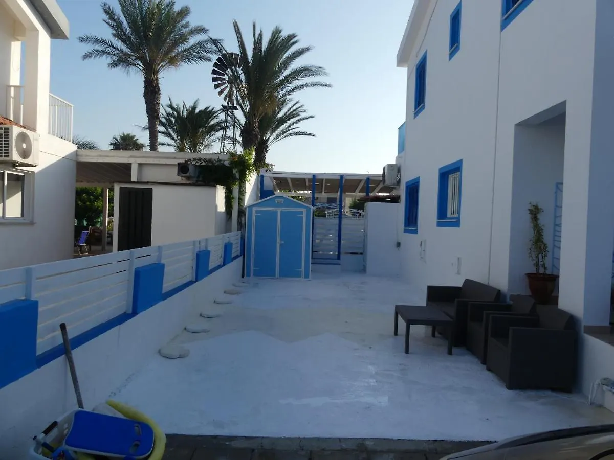 Greek Island Style 2 Bedroom Villa With Pool Next To The Sea 라르나카