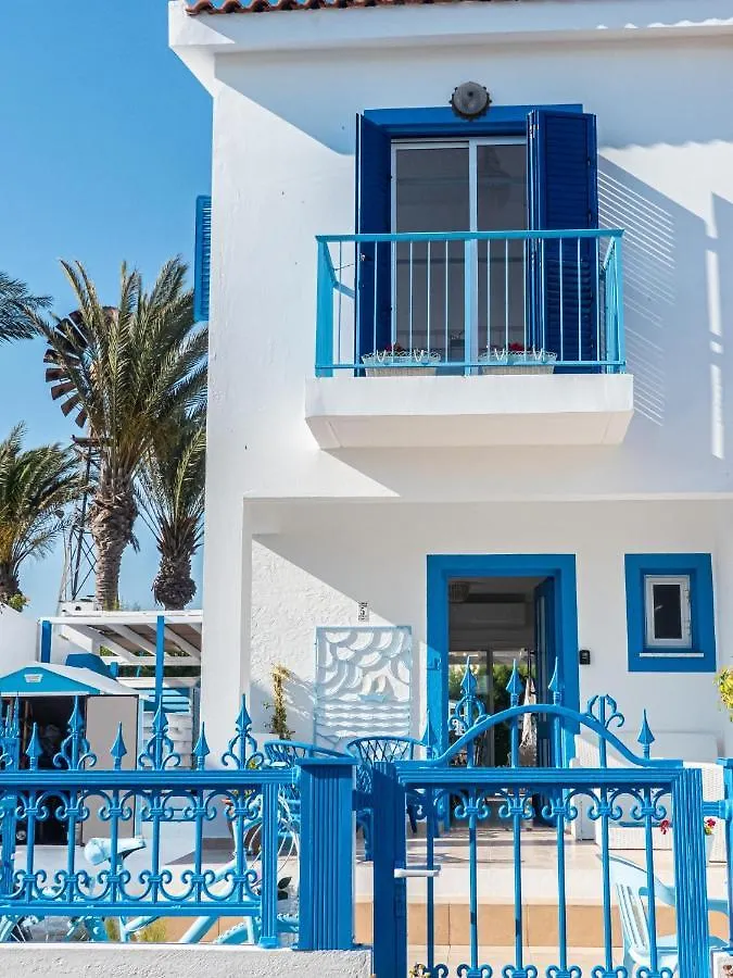 Greek Island Style 2 Bedroom Villa With Pool Next To The Sea 라르나카