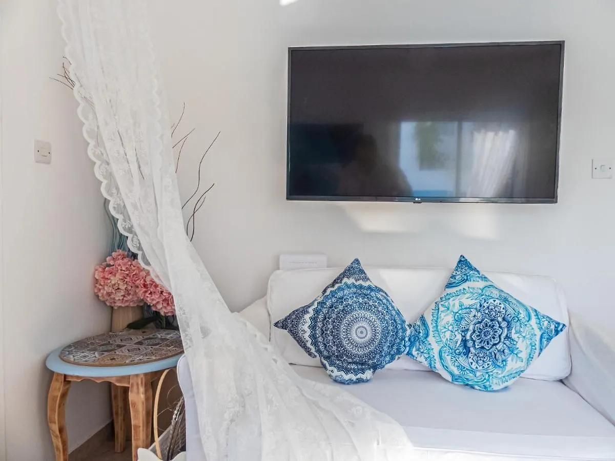 Greek Island Style 2 Bedroom Villa With Pool Next To The Sea 라르나카