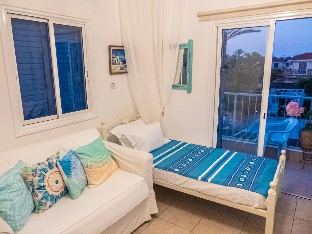 Greek Island Style 2 Bedroom Villa With Pool Next To The Sea 라르나카
