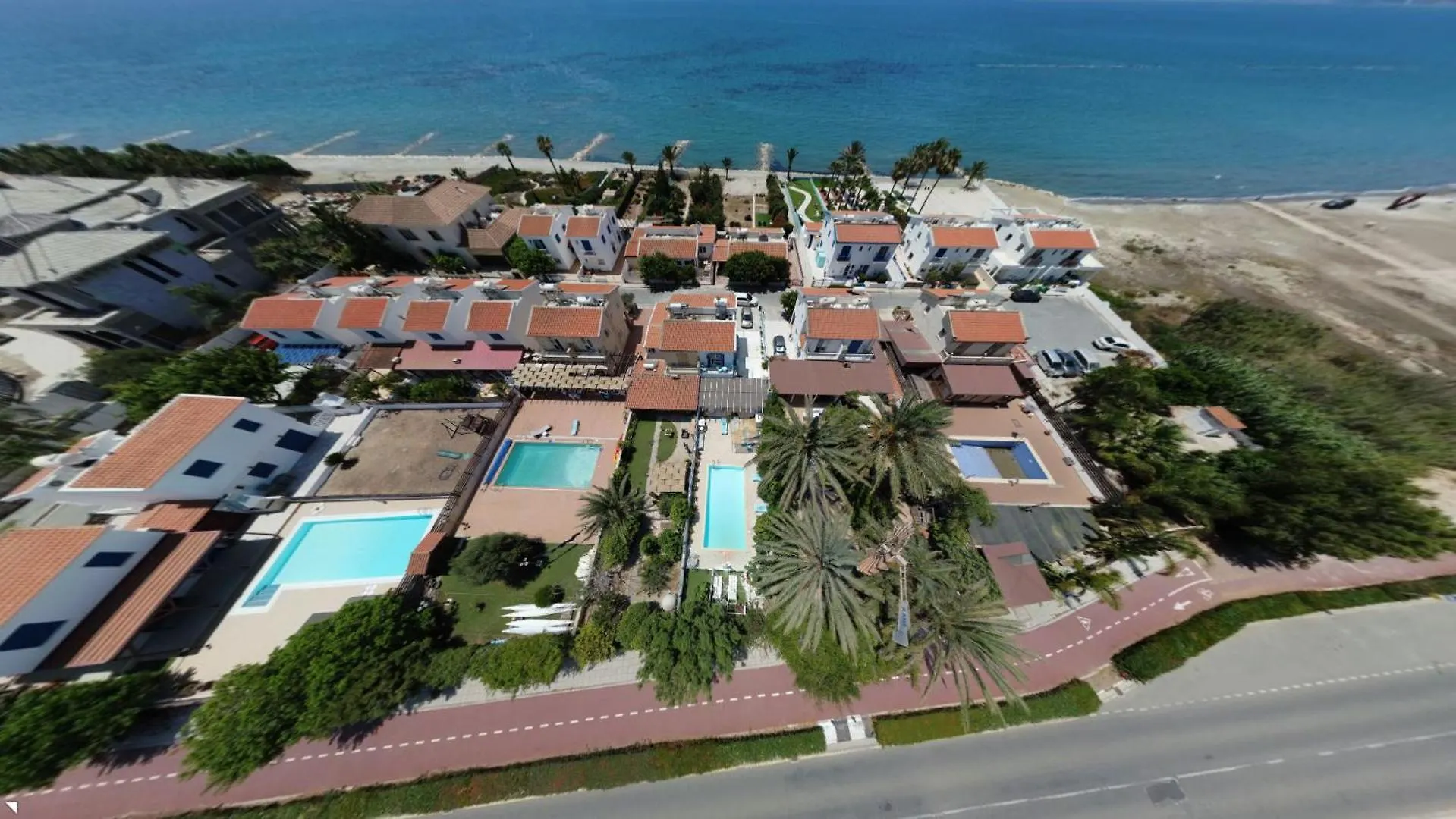 Greek Island Style 2 Bedroom Villa With Pool Next To The Sea 라르나카