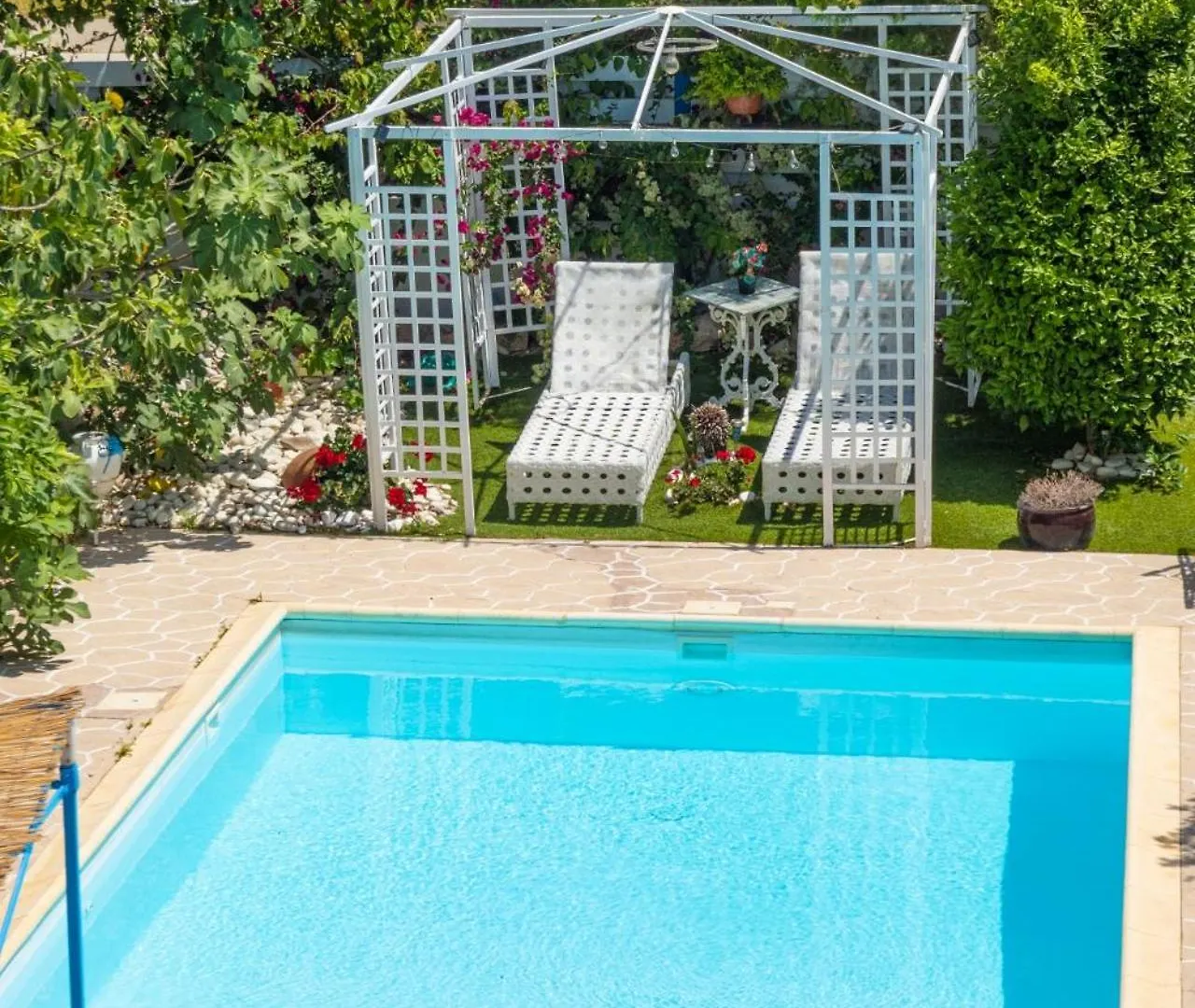 Greek Island Style 2 Bedroom Villa With Pool Next To The Sea 라르나카